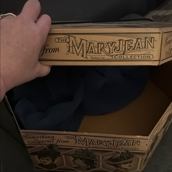 Mary Jean Collection Vintage Hat Box - Picture 9 of 15